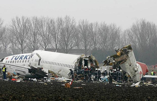 Illustration for article titled Airplane Crashes Breaking In Three Pieces, Only Nine Dead
